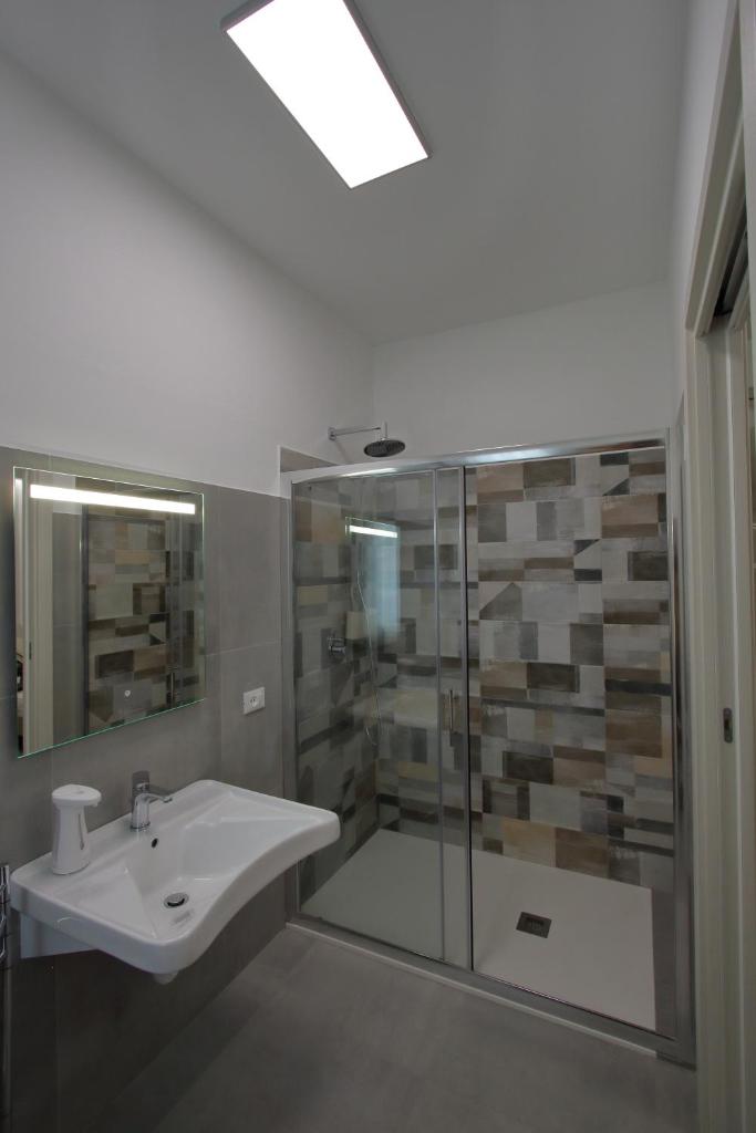 une salle de bain avec un lavabo et une douche dans l'établissement villa grecale, à Castellammare del Golfo 19 autres photos