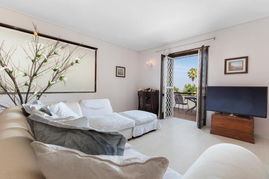 un salon avec un canapé et une télévision dans l'établissement Villa Amore seaview pool garden & SPA, à Castellammare di Stabia