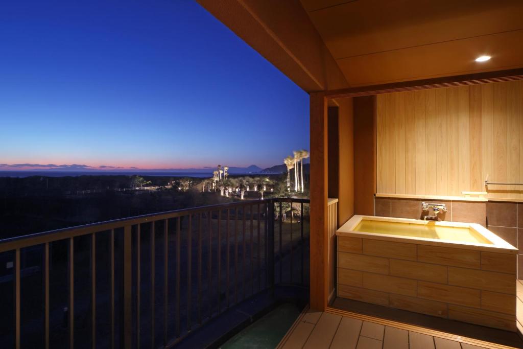 La salle de bains est pourvue d'une baignoire sur le balcon. dans l'établissement Senri no Kaze, à Tateyama
