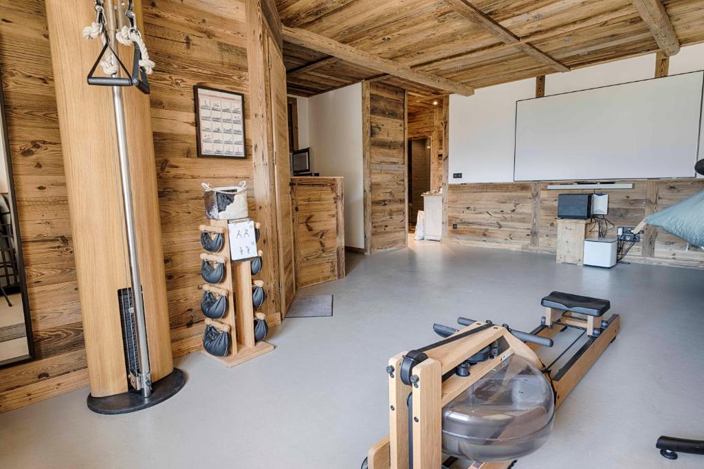 une grande pièce avec des murs en bois et un écran blanc dans l'établissement Chalet Le Perchoir, Spa, Sauna, sur les pistes, à Villard-Reculas