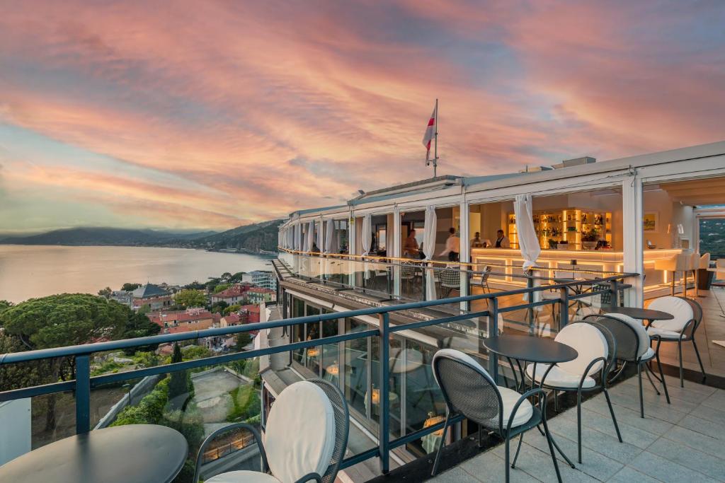 - un balcon sur un bateau de croisière avec un coucher de soleil dans l'établissement Hotel Vis à Vis, à Sestri Levante
