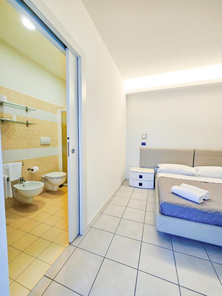 Cette chambre comprend un lit et une salle de bains pourvue de toilettes. dans l'établissement Hotel Avana Fronte Mare, à Riccione