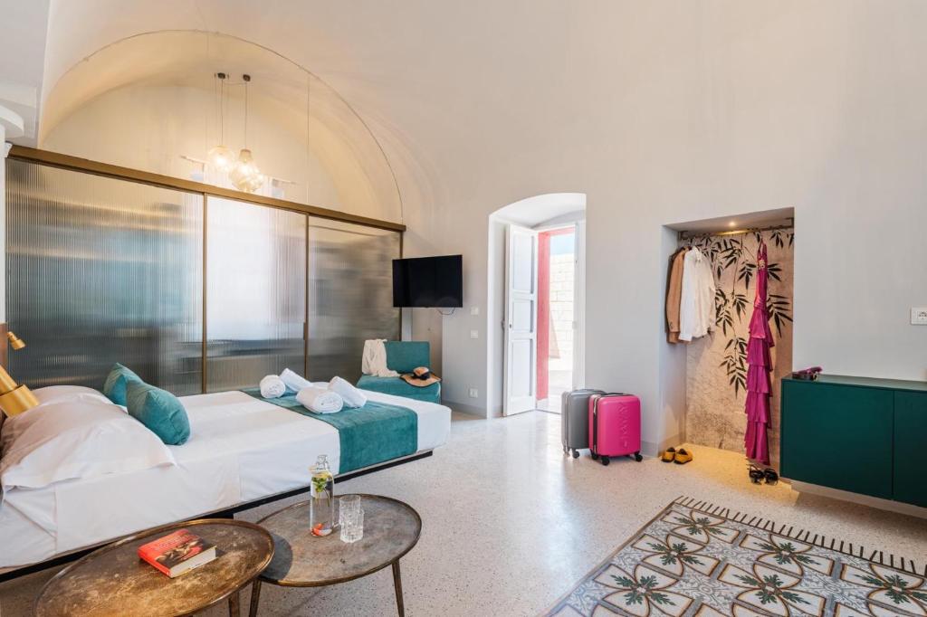 une chambre d'hôtel avec un lit et une table dans l'établissement Imperial Paradise, à Monopoli