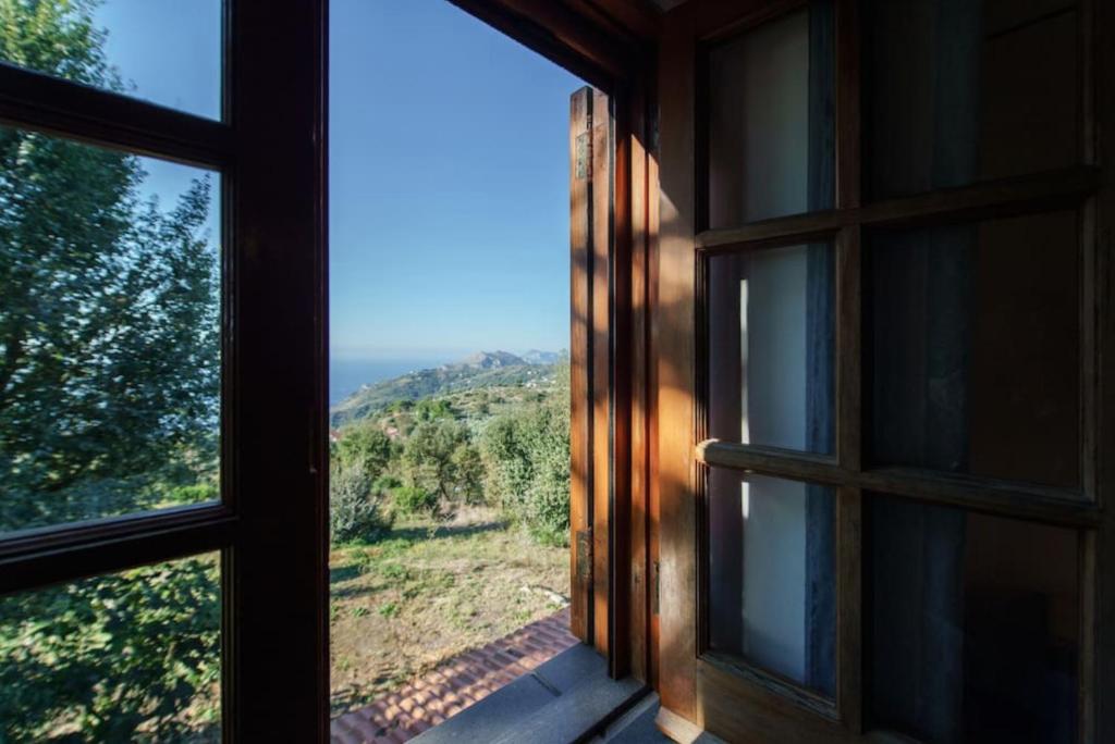 une vue d'une fenêtre sur une montagne depuis une maison dans l'établissement Villa Prima Italy with private pool and spectacular views, à Torca
