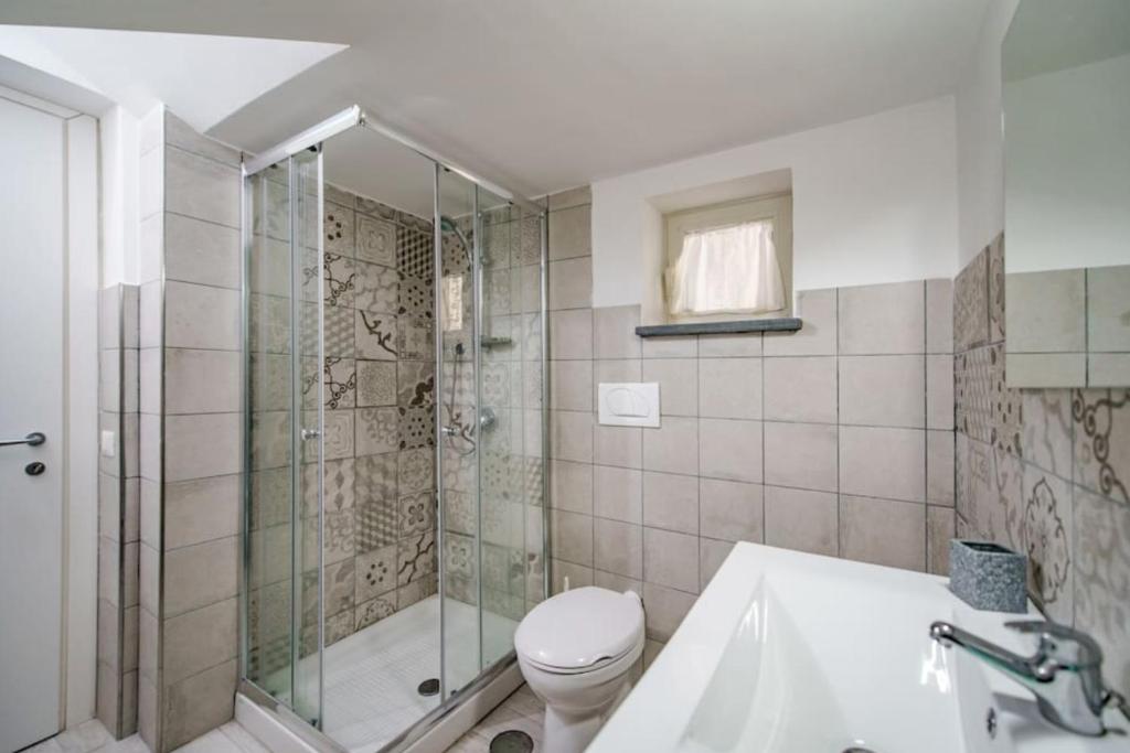 une salle de bain avec une douche, des toilettes et un lavabo dans l'établissement Villa Prima Italy with private pool and spectacular views, à Torca