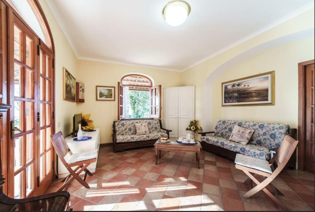 un salon avec un canapé et une table dans l'établissement Villa Prima Italy with private pool and spectacular views, à Torca 31 autres photos