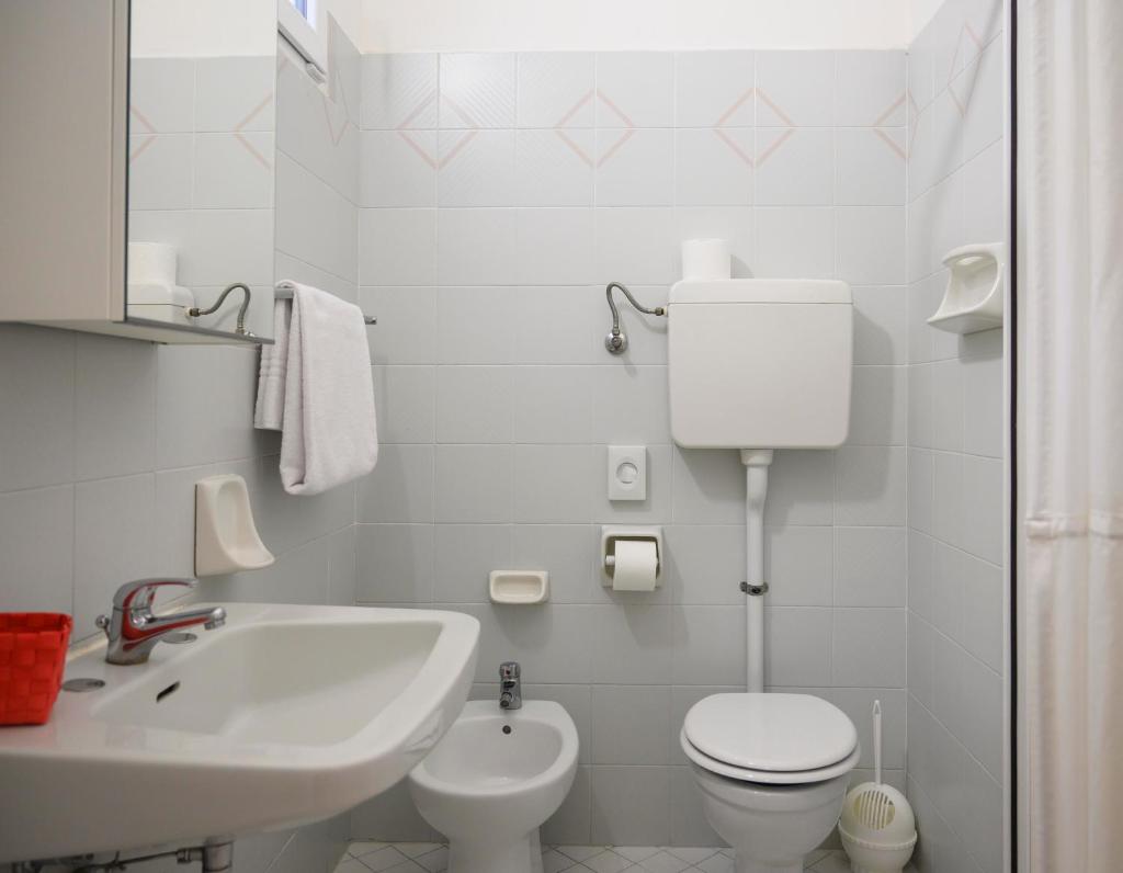 une salle de bain blanche avec toilettes et lavabo dans l'établissement Hotel St. Moritz, à Rimini