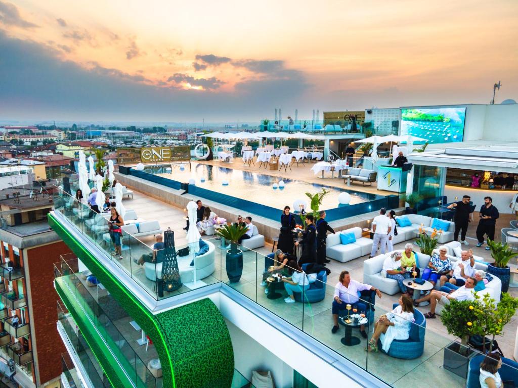 - une vue sur le toit d'un immeuble avec piscine dans l'établissement THE ONE CAORLE - Hotel & Apartments, à Caorle