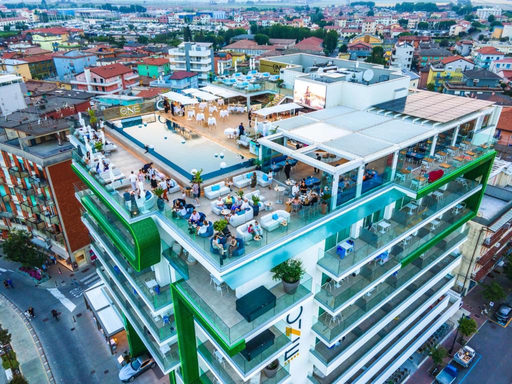 une vue aérienne d'un bâtiment dans une ville dans l'établissement THE ONE CAORLE - Hotel & Apartments, à Caorle