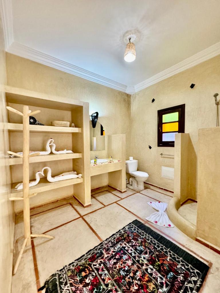 La salle de bains est pourvue de toilettes et d'un tapis. dans l'établissement Riad Iklil, à Marrakech