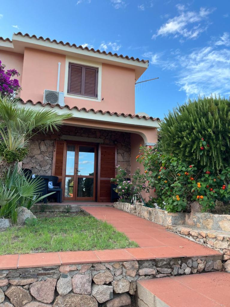 Villetta MP casa sviluppata su due piani con doppia veranda e parcheggio privato