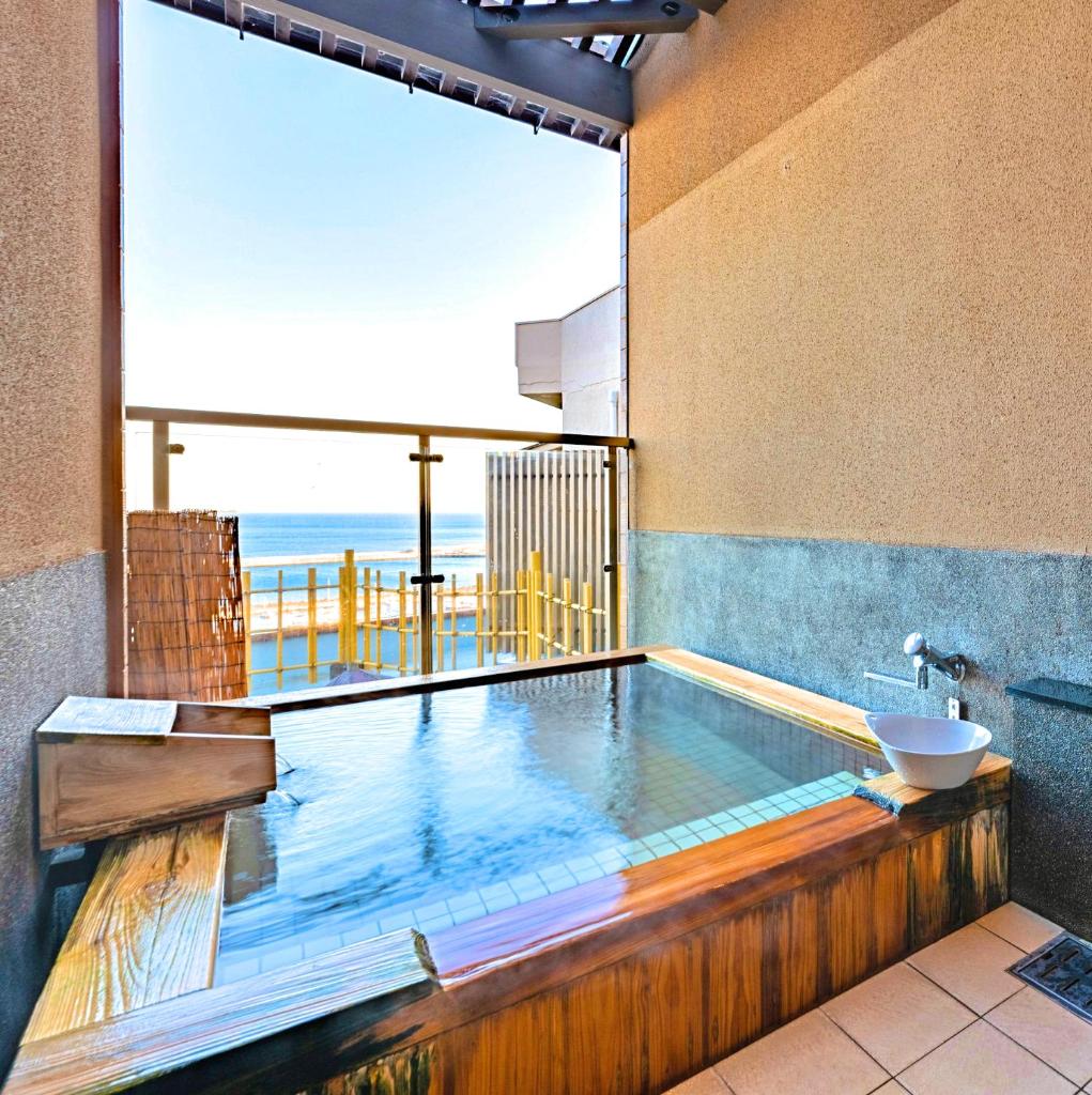 - un bain à remous dans une chambre avec vue sur l'océan dans l'établissement Hotel Kan-ichi, à Atami