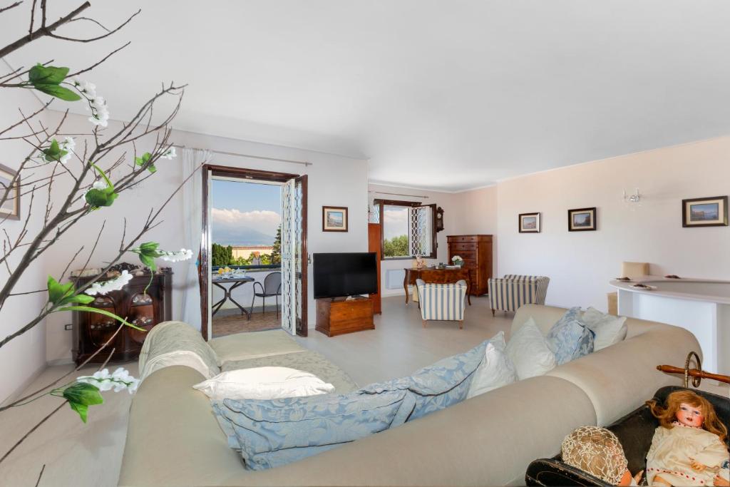un salon avec un canapé et une télévision dans l'établissement Villa Amore seaview pool garden & SPA, à Castellammare di Stabia
