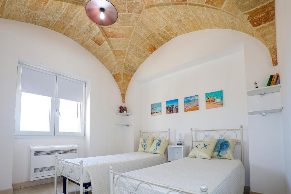 - 2 lits dans une chambre blanche avec plafond dans l'établissement Villa Brezza dello Ionio, à Marina di Pescoluse