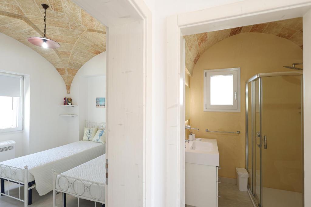 La salle de bains est pourvue d'un lit et d'un lavabo. dans l'établissement Villa Brezza dello Ionio, à Marina di Pescoluse