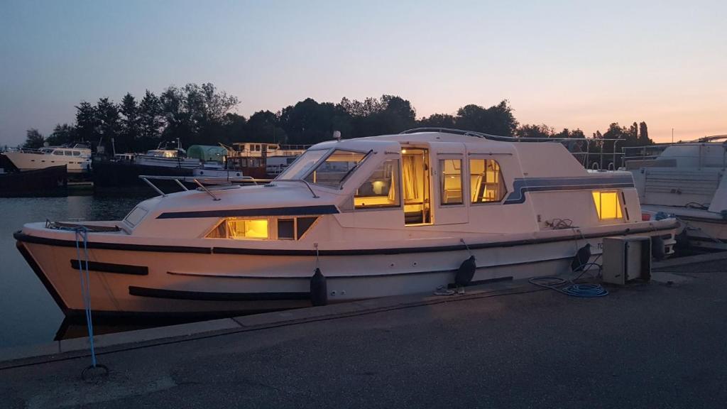 un bateau est amarré à un quai dans l'eau dans l'établissement Le Colibri, à Saint-Jean-de-Losne
