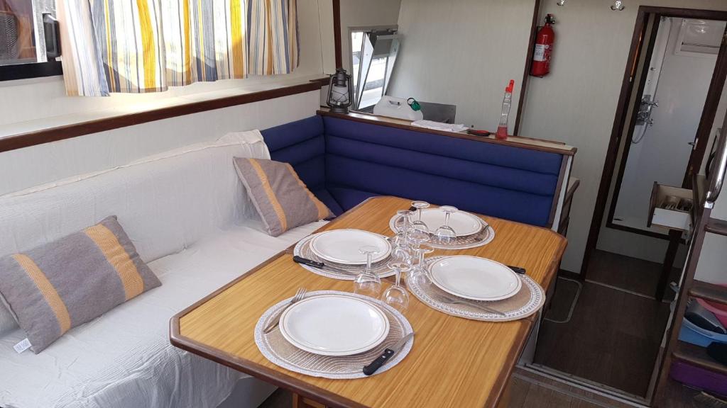 une table en bois avec des assiettes et des verres dans l'établissement Le Colibri, à Saint-Jean-de-Losne