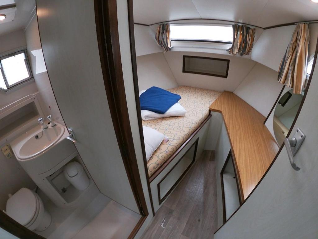 une vue aérienne d'une petite salle de bain dans un camping-car dans l'établissement Le Colibri, à Saint-Jean-de-Losne