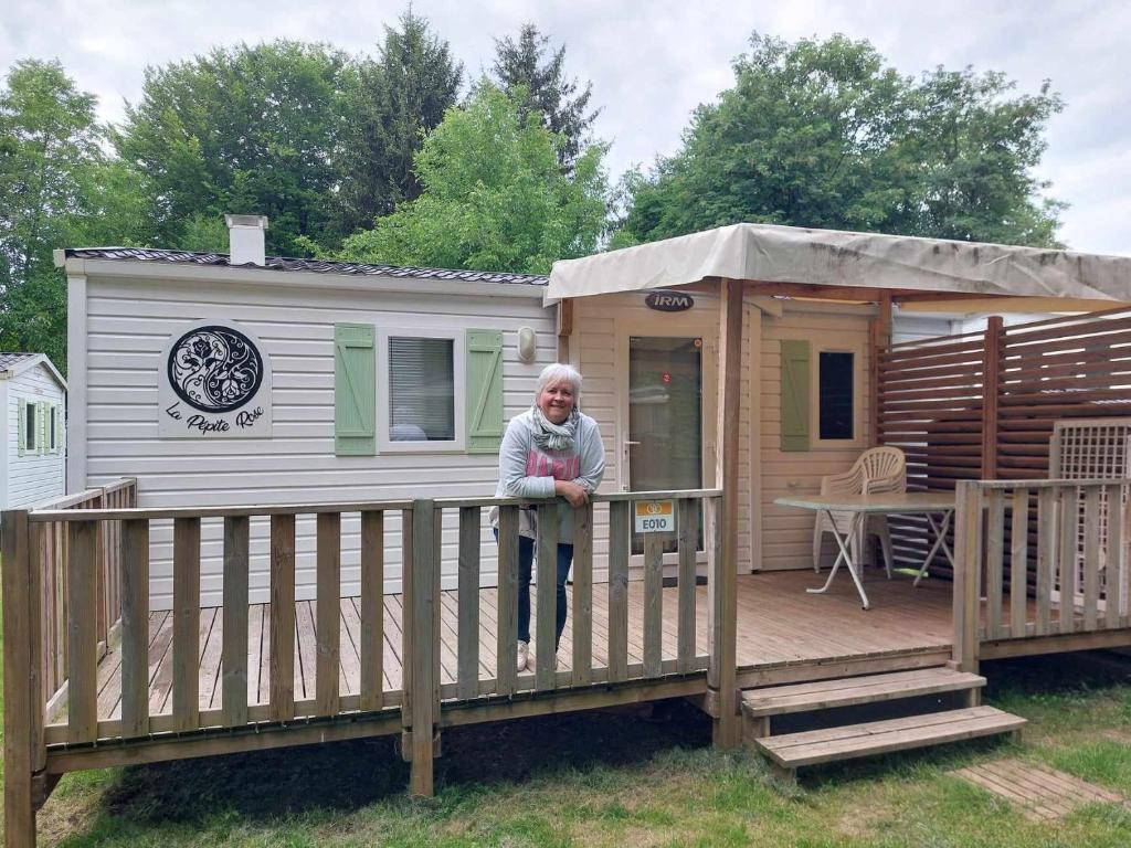 Une femme debout sur le pont d'une petite maison dans l'établissement La pépite Rose d'Europapark, à Boofzheim