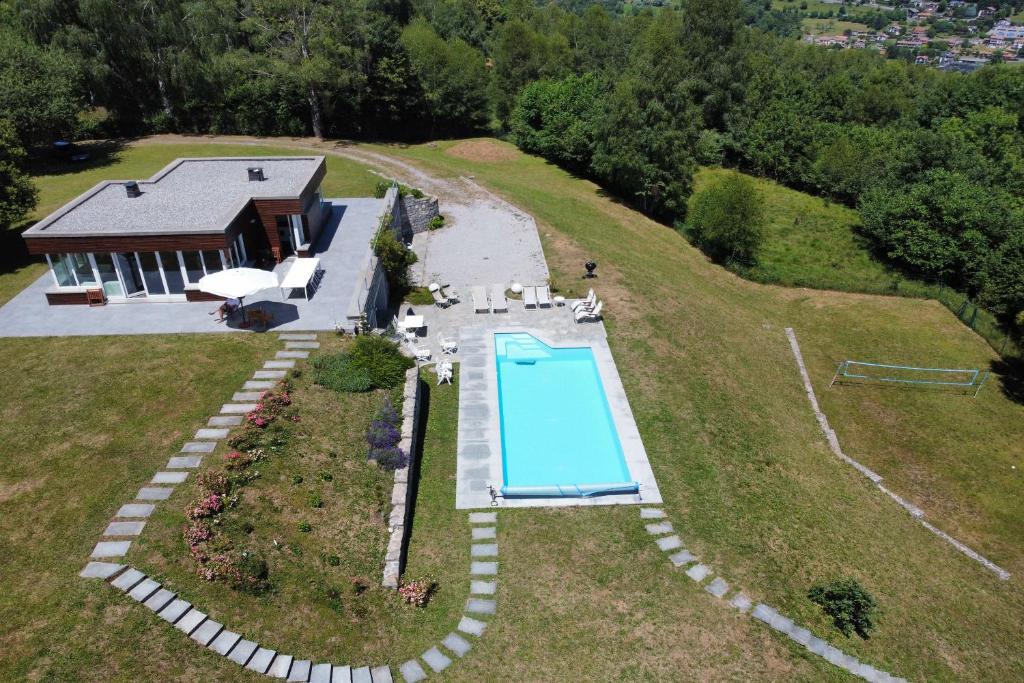 une vue aérienne d'une maison avec piscine dans l'établissement Villa La Betulla, à Cerano d'Intelvi