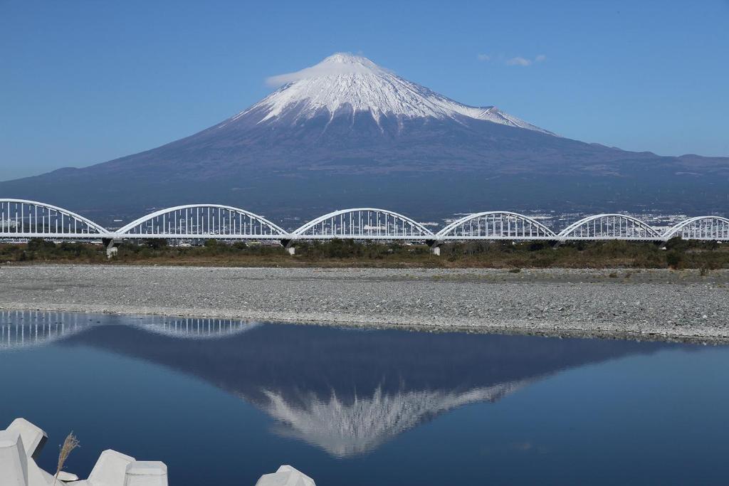 une montagne et un pont avec une montagne en arrière-plan dans l'établissement Temple Lodging Shukubo Kakurinbo, à Minobu 37 autres photos