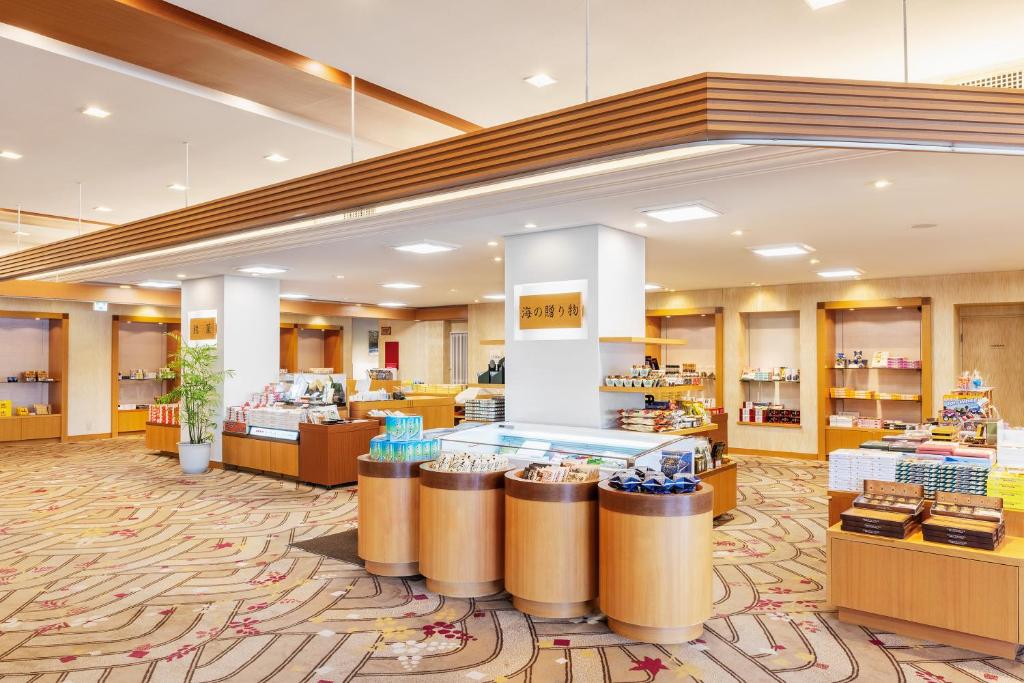 un hall d'un magasin avec beaucoup de comptoirs dans l'établissement Amano Hashidate Hotel, à Miyazu 16 autres photos