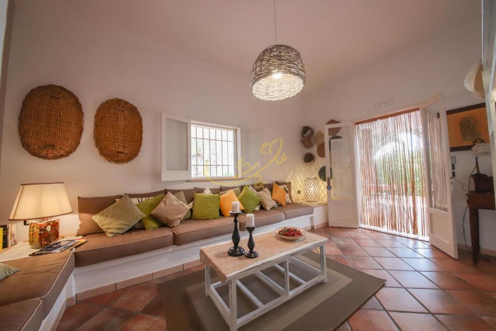 un salon avec un canapé et une table dans l'établissement TD Villa Marinesca Typical Villa with Pool, à Polignano a Mare