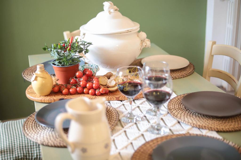- une table avec des verres de vin et de la nourriture dans l'établissement TD Villa Marinesca Typical Villa with Pool, à Polignano a Mare