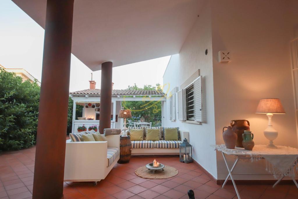 un salon avec un canapé et une table dans l'établissement TD Villa Marinesca Typical Villa with Pool, à Polignano a Mare