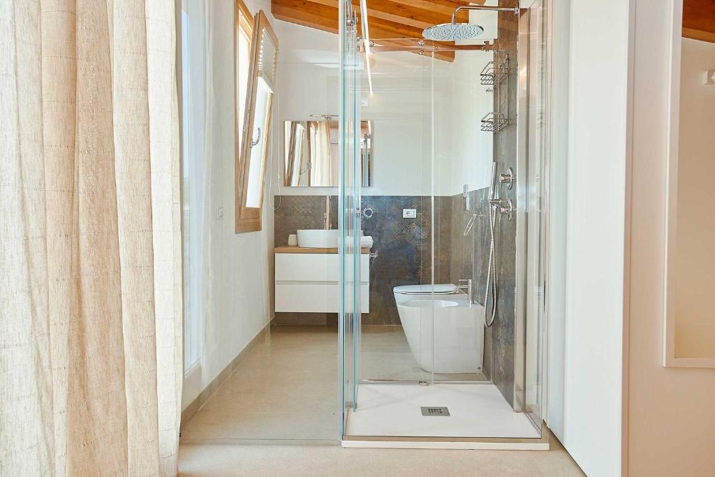 une salle de bain avec une douche en verre et des toilettes dans l'établissement Villa Ninfa, à Castellammare del Golfo