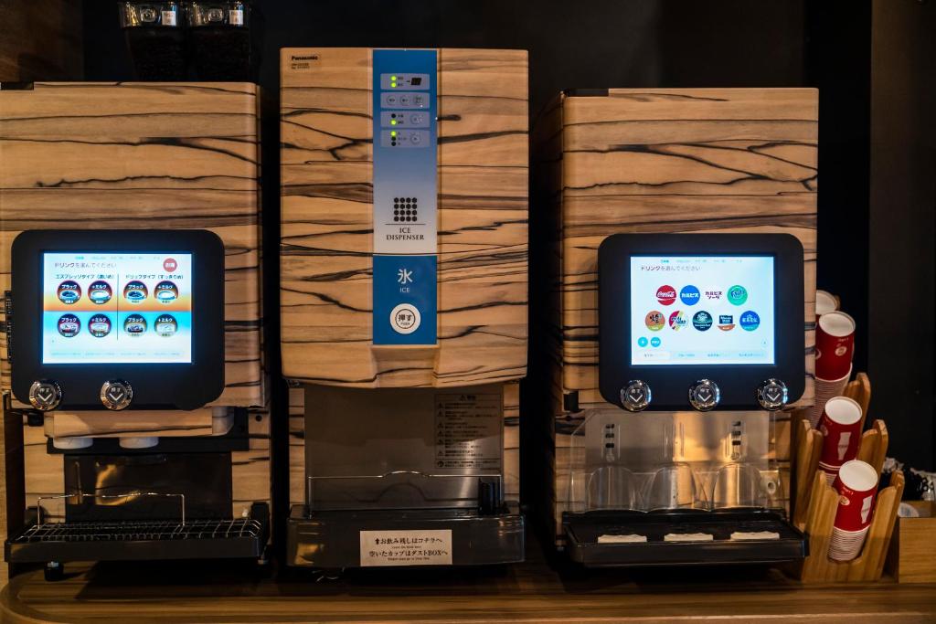 un affichage d'un iPhone Apple et d'une machine à café dans l'établissement Hotel Bali An Resort Shinjuku Forest, à Tokyo 23 autres photos