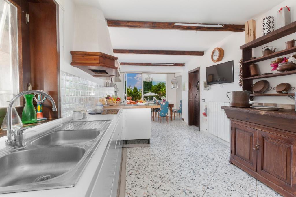 une cuisine avec un évier et un plan de travail dans l'établissement Villa Amore seaview pool garden & SPA, à Castellammare di Stabia
