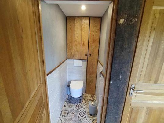 Elle comprend une petite salle de bains pourvue de toilettes. dans l'établissement Tonneaux normands insolites, à Le Mesnil-Germain