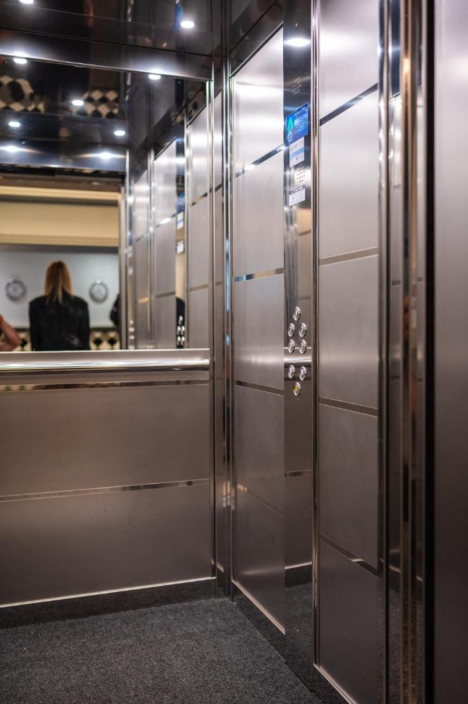 une rangée de portes métalliques d'ascenseur dans un bâtiment dans l'établissement Hotel Gritti, à Lido di Jesolo
