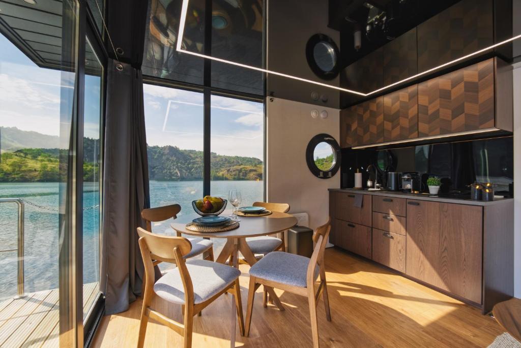 une cuisine et une salle à manger avec une table et des chaises dans l'établissement Houseboat by Noma, à Saint-Étienne