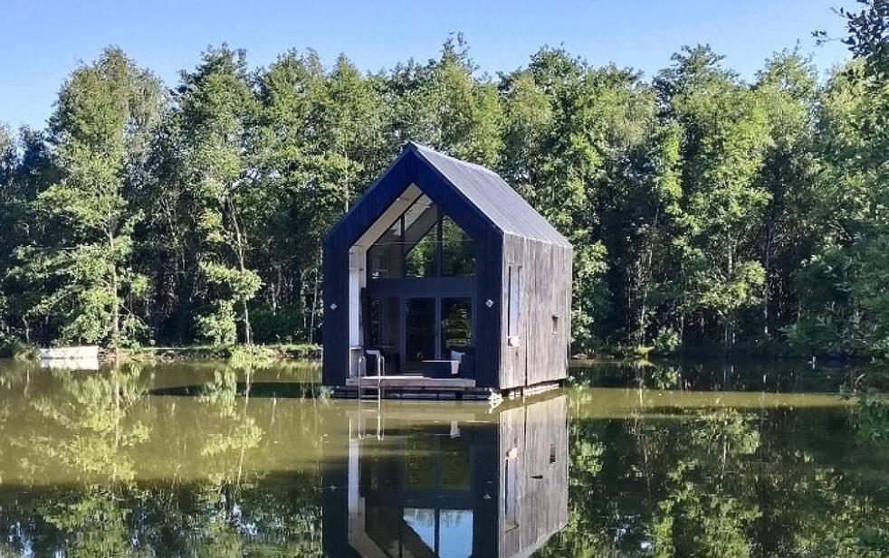 une petite maison au milieu d'un lac dans l'établissement Les Kabanes de Kerforn, à Crach