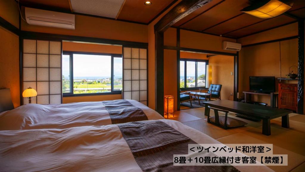 une chambre avec un lit, une table et des fenêtres dans l'établissement Omoideno Jinde, à Izu
