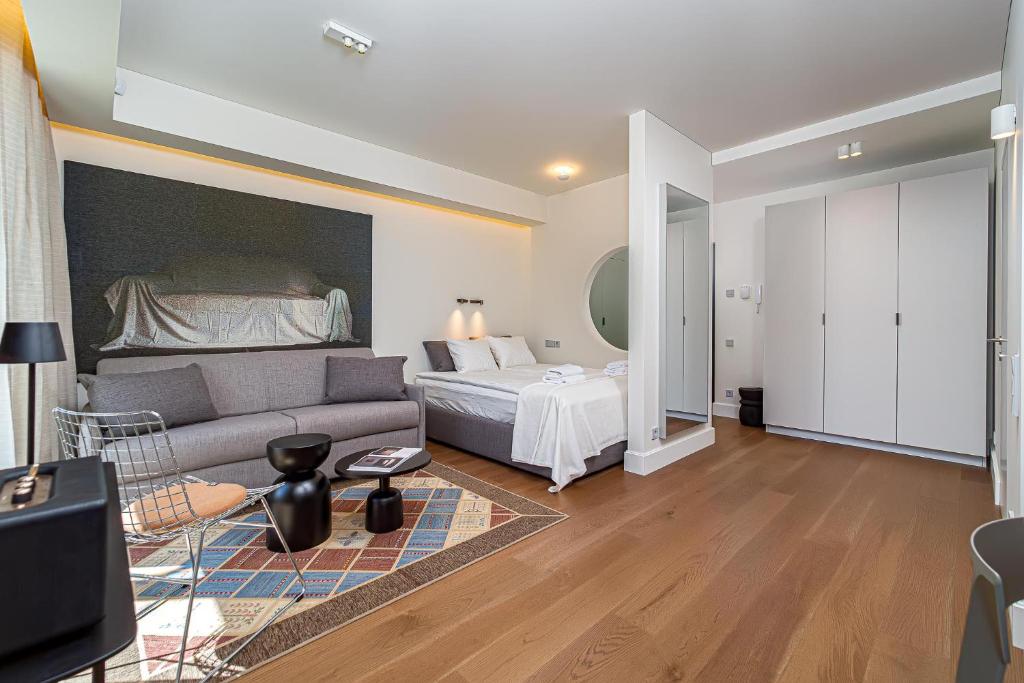 cohost I New Apt w-Balcony I Air Condition I Free Parking & Netflix I By Botanical Park 2