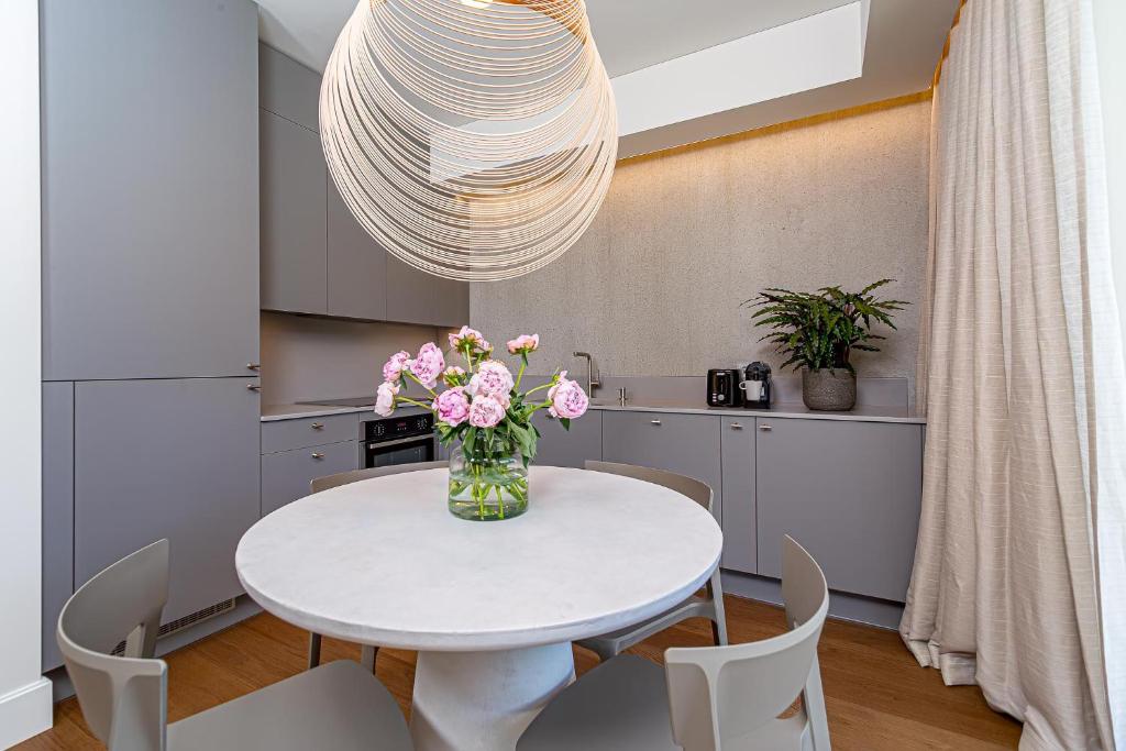 cohost I New Apt w-Balcony I Air Condition I Free Parking & Netflix I By Botanical Park 7