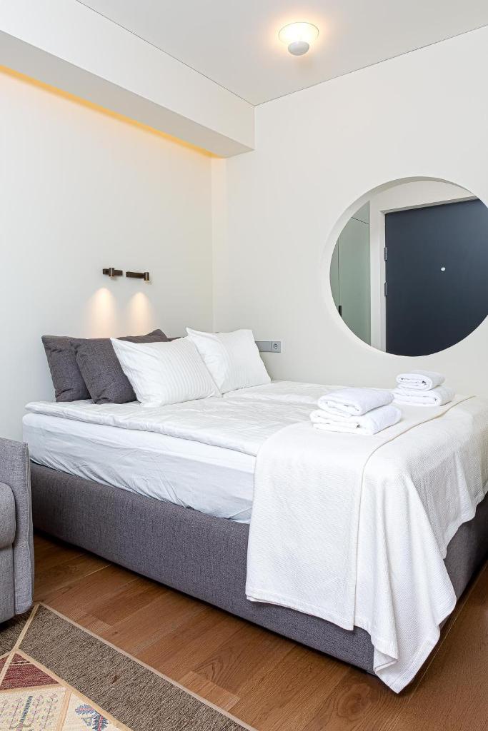 cohost I New Apt w-Balcony I Air Condition I Free Parking & Netflix I By Botanical Park 4