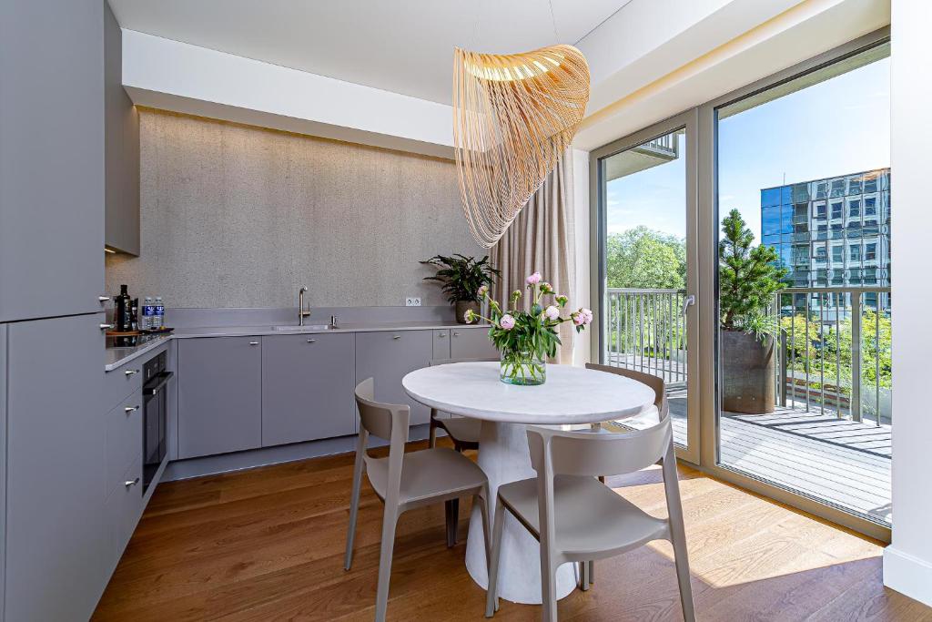 cohost I New Apt w-Balcony I Air Condition I Free Parking & Netflix I By Botanical Park 3