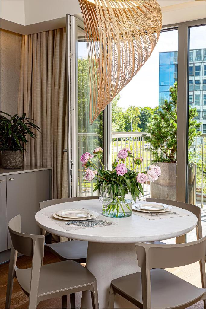 cohost I New Apt w-Balcony I Air Condition I Free Parking & Netflix I By Botanical Park 6
