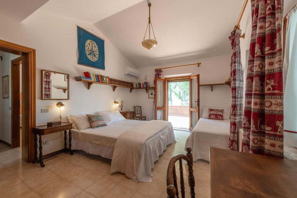 une chambre avec deux lits et une fenêtre dans l'établissement Villa Stipa with pool by Quokka 360 - Close to Riviera delle Palme, à Offida