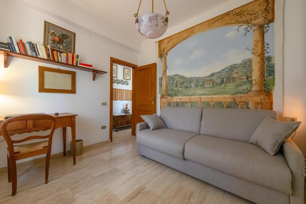 un salon avec un canapé et une table dans l'établissement Villa Stipa with pool by Quokka 360 - Close to Riviera delle Palme, à Offida 21 autres photos