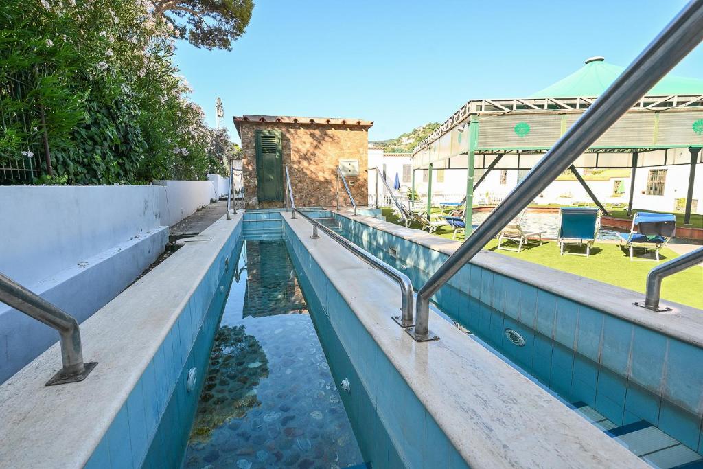 une piscine dans un bâtiment avec de l'eau dedans dans l'établissement Av Isola Verde Hotel Thermal Spa, à Ischia