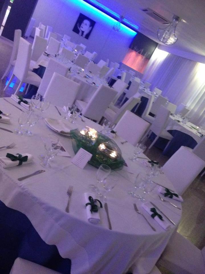 une table blanche avec des verres dans une pièce dans l'établissement Hotel La Terrazza, à Barletta