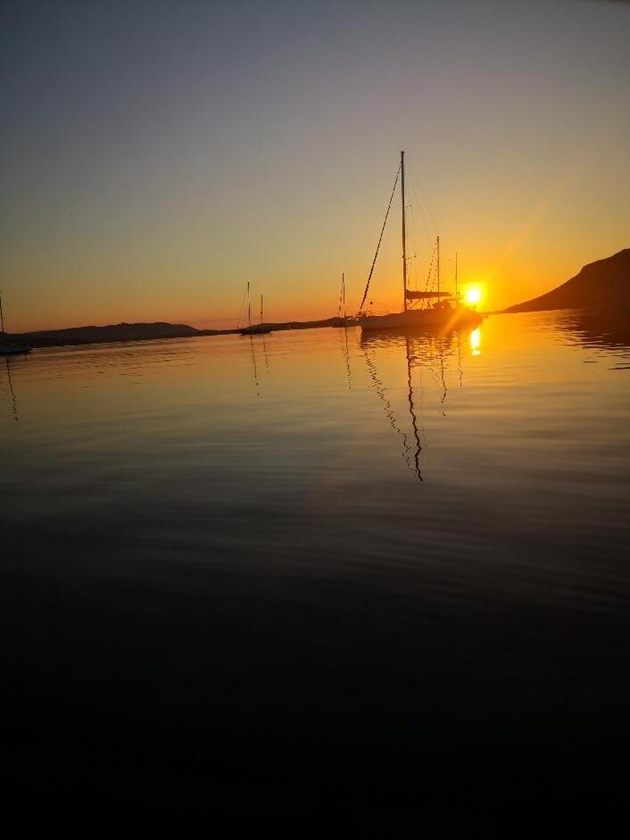 un voilier sur l'eau au coucher du soleil dans l'établissement seuls à bord dans le golfe hebergement atypique, à Porto-Vecchio