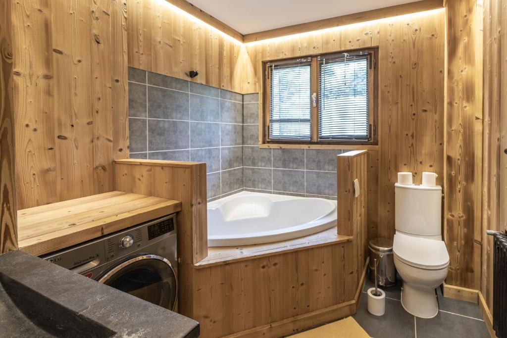 une salle de bain avec une baignoire, des toilettes et un lavabo dans l'établissement Le chalet d Anita, à Megève 20 autres photos