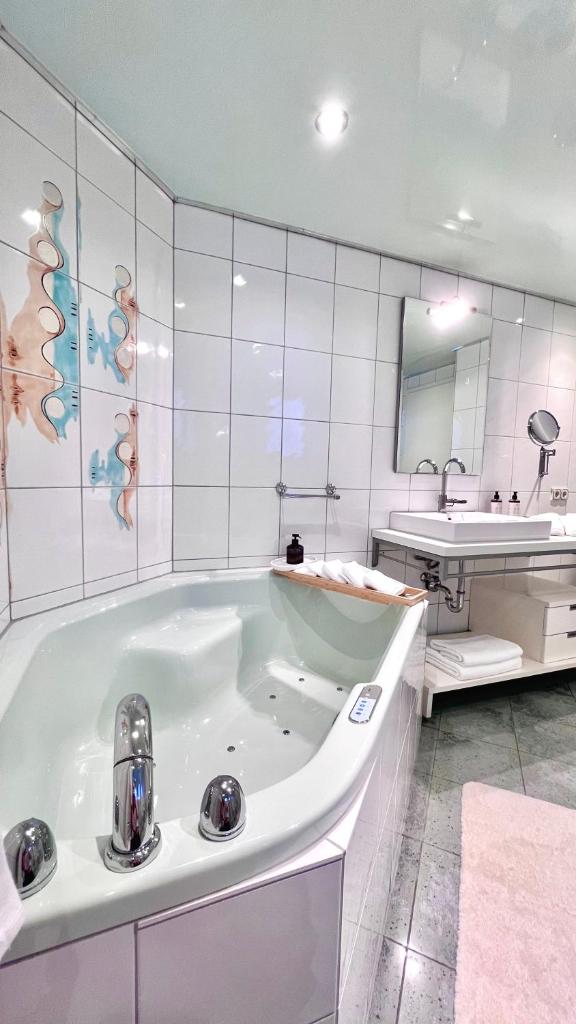 90qm Designerwohnung mit Küche und Jacuzzi in DO-City 8