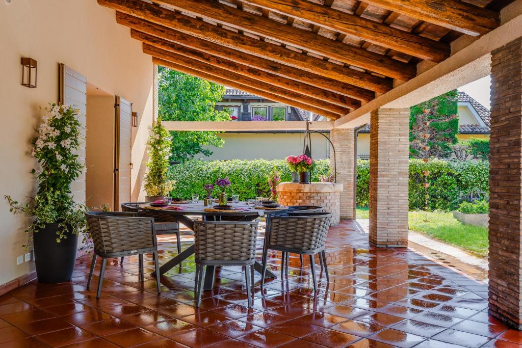 une salle à manger extérieure avec une table et des chaises dans l'établissement La Dolce Villa, à Rimini